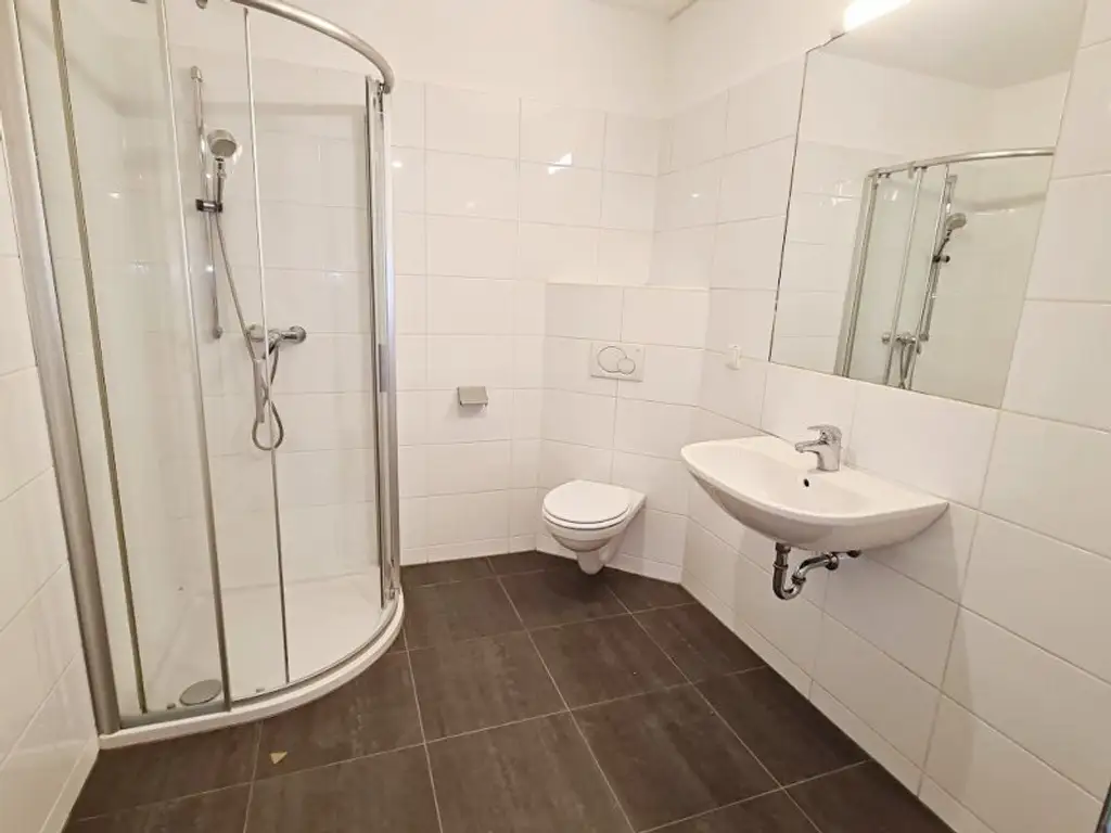 HÖRLGASSE BEIM SCHLICKPLATZ, gepflegte 45 m2 Neubau, 2 Zimmer, Komplettküche, Duschbad, Parketten, 2. Liftstock