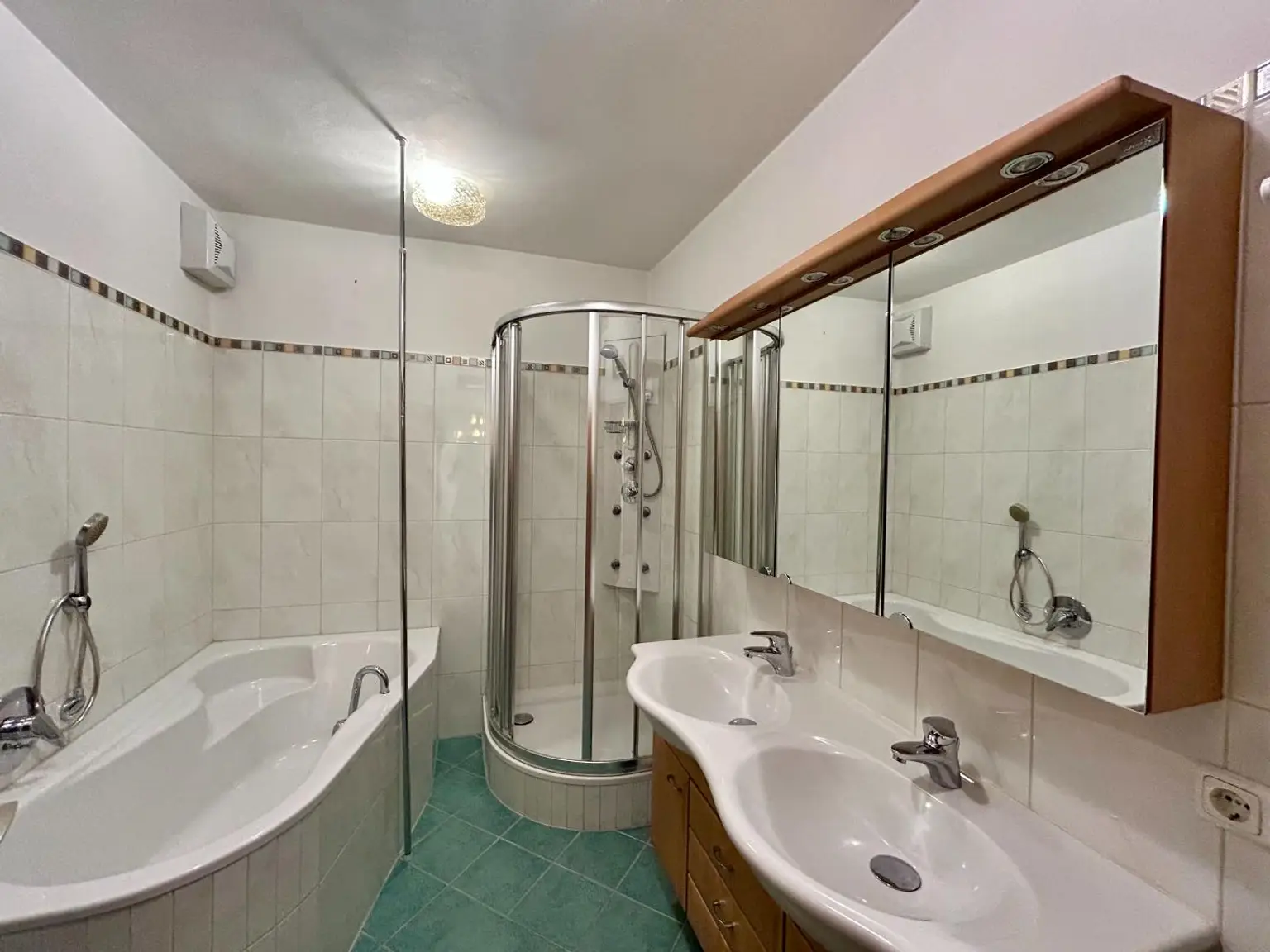 Großzügige 5 Zimmerwohnung inkl. Loggia und Garagenstellplatz