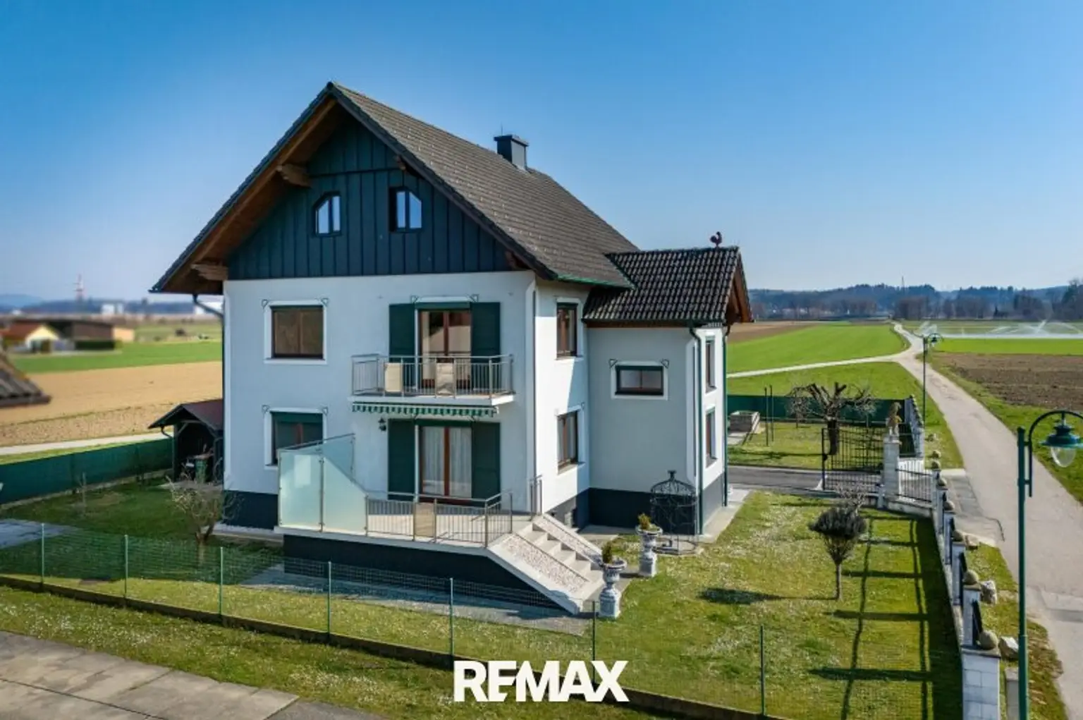 Westansicht mit Balkon und Terrasse