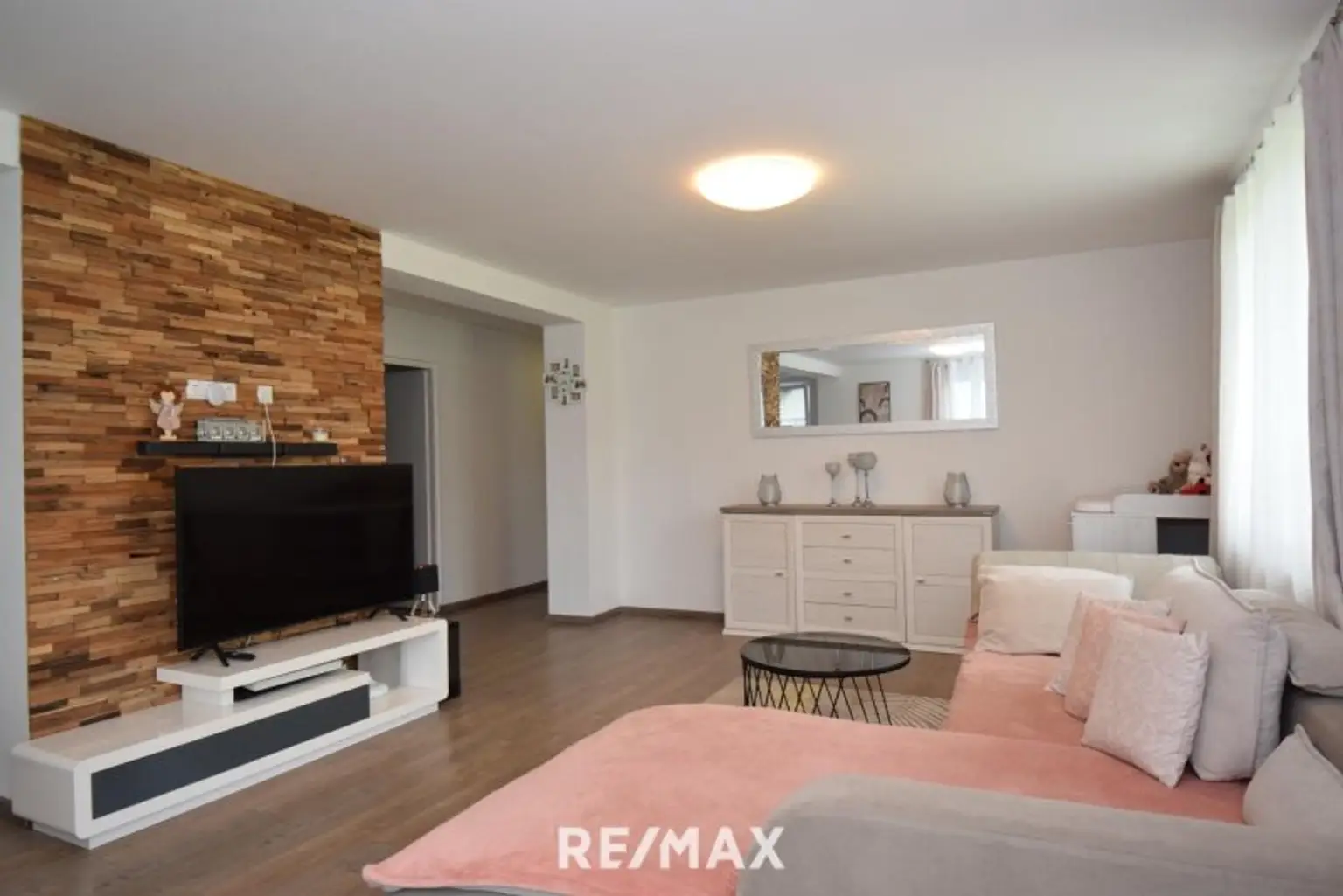 modern adaptiertes Haus mit 2 Einheiten