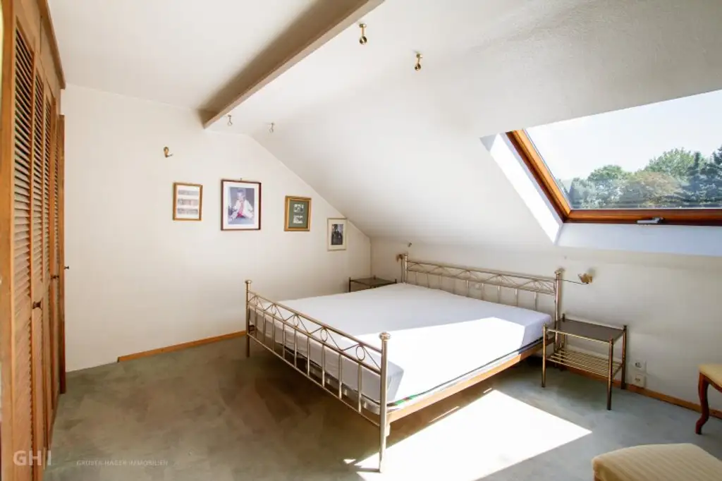 Kompakte und charmante Stadtvilla, uneinsehbarer ruhiger Traumgrund mit Pool