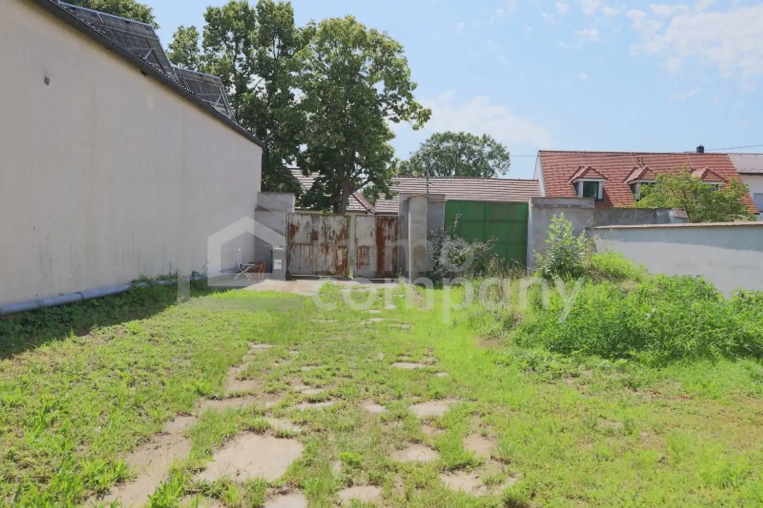Zwei Wege, ein Zuhause -sanierungsbedürftiges Haus mit großem Garten