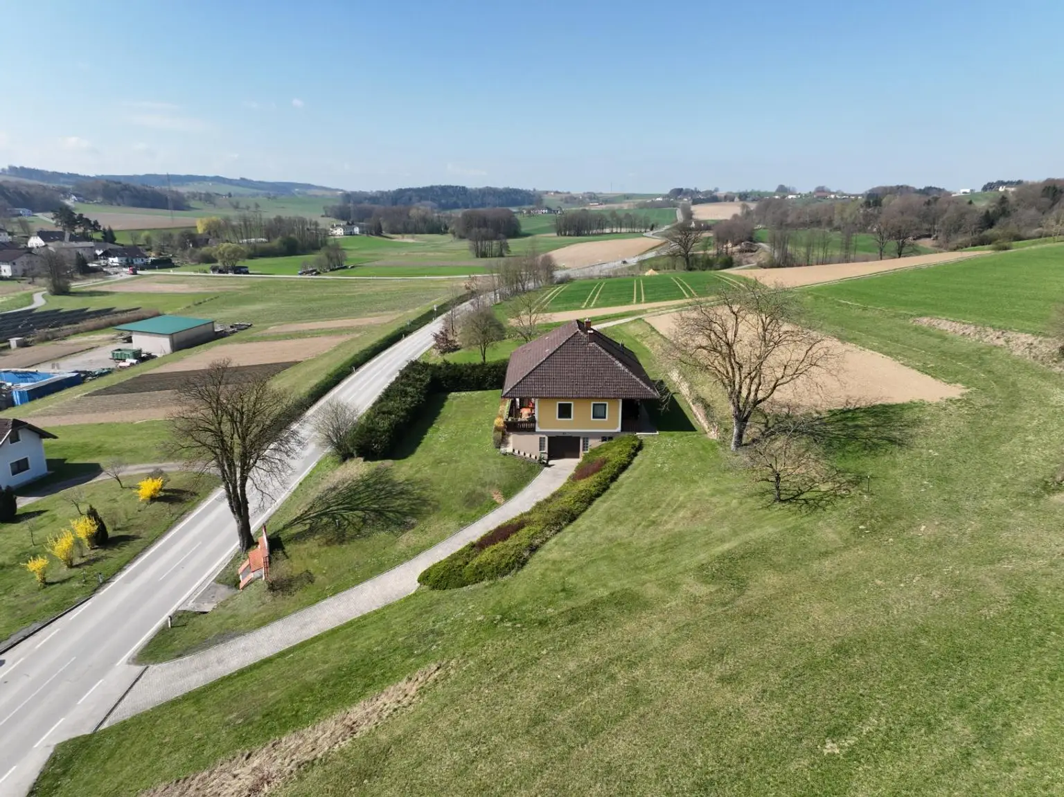 Wohnhaus mit Einfahrt