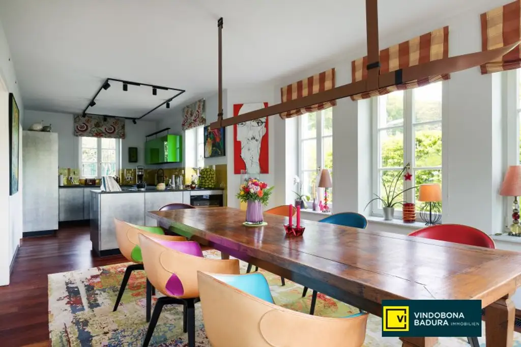 Stadt trifft Land: Exklusive Villa mit Gartenidylle und Schwimmbiotop in Ruhelage
