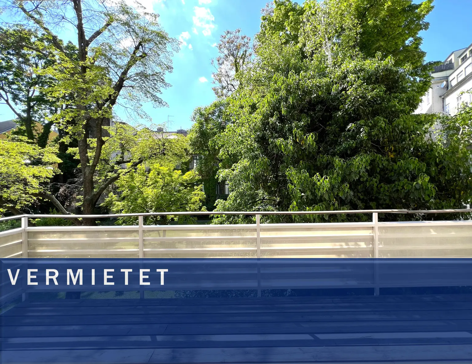 Auserlesenes, ruhiges Apartment mit Terrasse und mit Blick in palaisartigen Garten / Exquisite apartment with terrace and view of the palatial garden