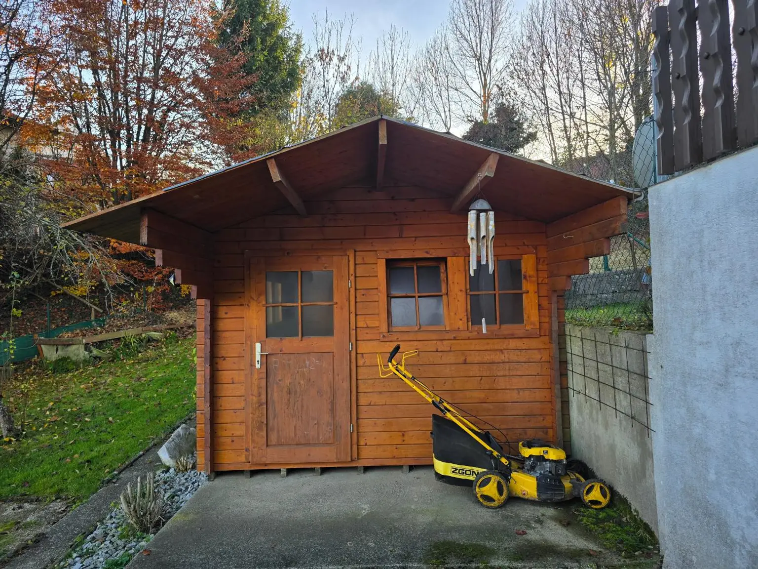 Haus mit zwei Wohneinheiten und Gartenidylle