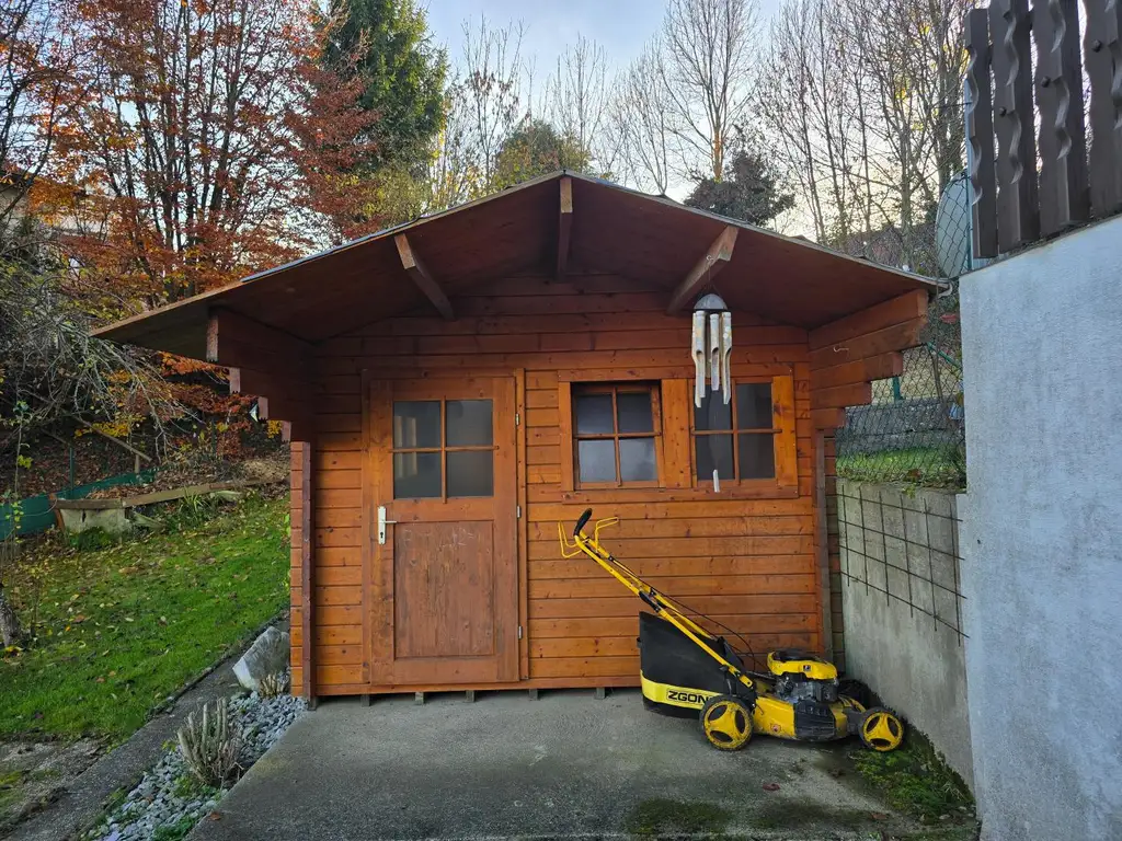 Haus mit zwei Wohneinheiten und Gartenidylle