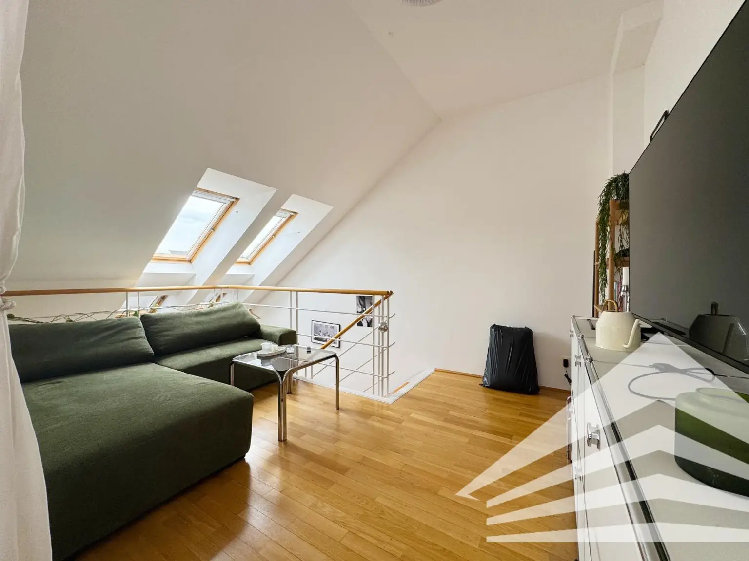 Ruhige 2 Zimmer DG-Galerie-Wohnung mit Küche in bester Zentrumslage