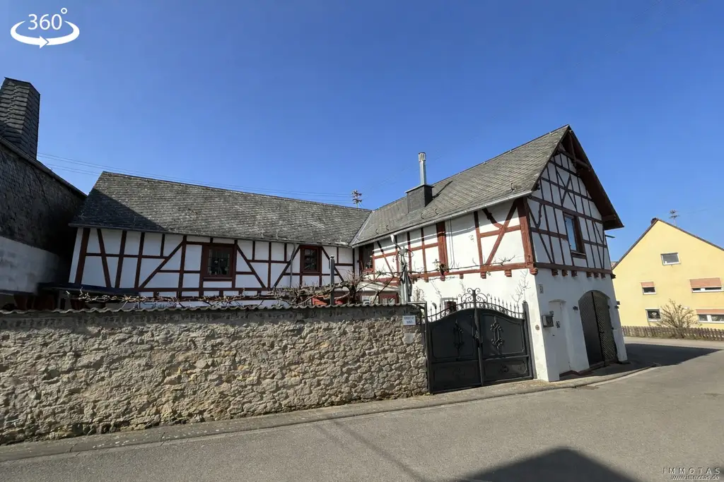 Historisches Einfamilienhaus mit Wintergarten, Kaminöfen & Innenhof – 192 m² Wohnfläche