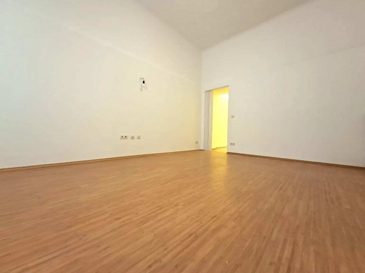 Büro mit Gasseneingang/ Meidling