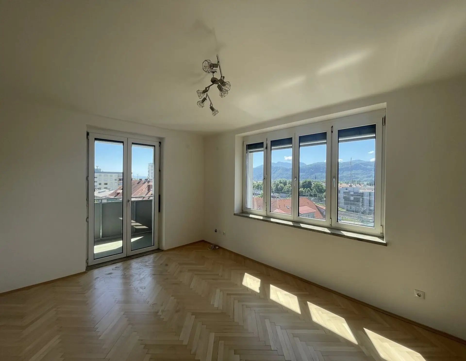 NEU - Sehr Schöne, Sanierte und Super Geschnittene 3-Zimmerwohnung mit Herrlichem Weitblick!