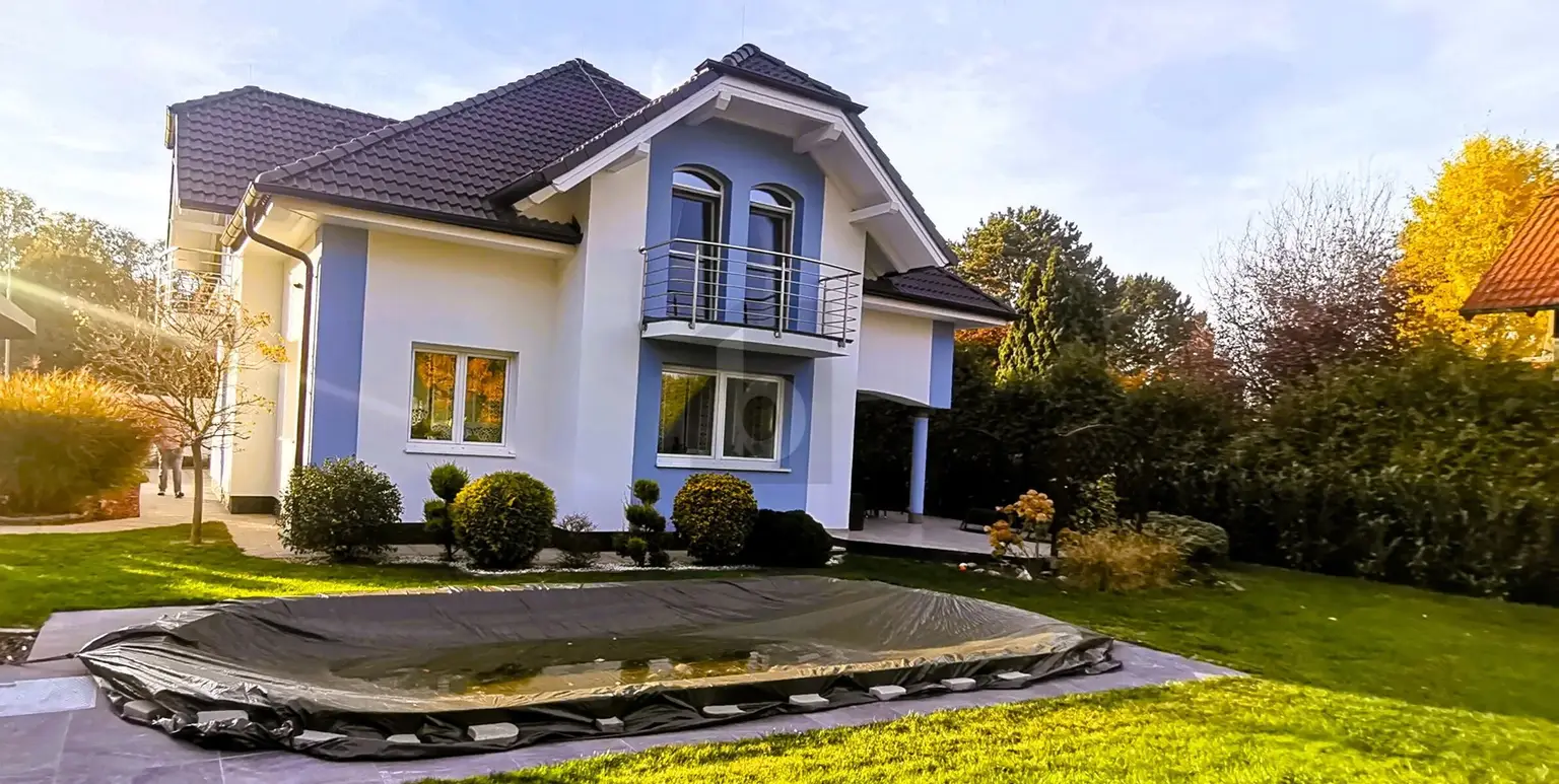 GROSSZÜGIGER FAMILIENHIT MIT GARTEN UND POOL