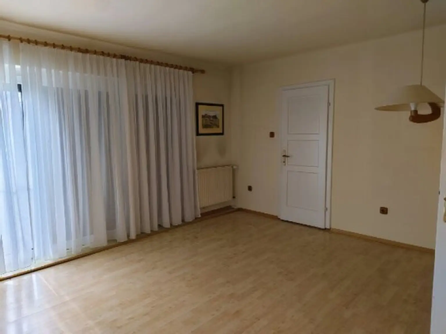 Modernes Wohnhaus  mit angrenzender Café-Bar und 2200m2 Grundstück