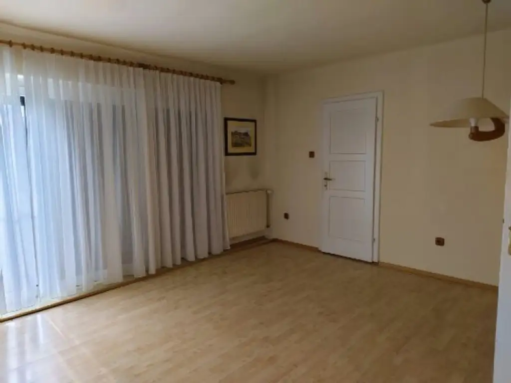 Modernes Wohnhaus  mit angrenzender Café-Bar und 2200m2 Grundstück
