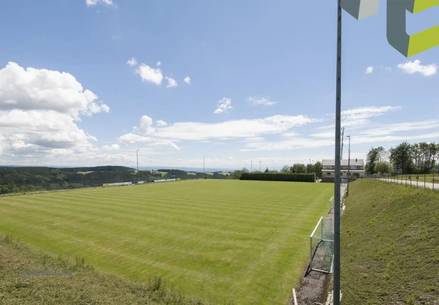 Fussballplatz ca. 1,6 km entfernt