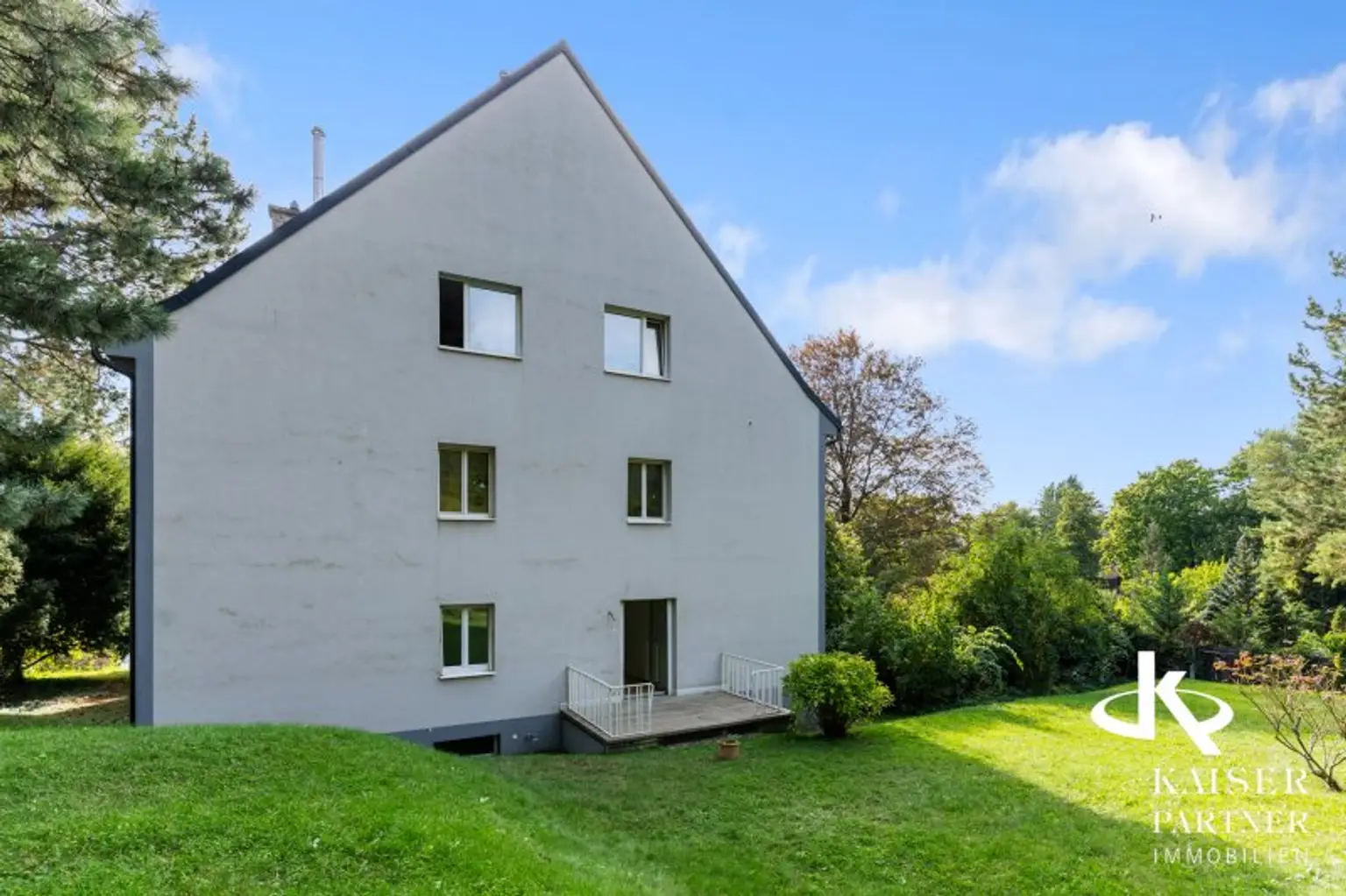 Neurenovierte 6-Zimmer-Wohnung mit  Terrasse in den Garten, Balkonen und Grünblick!