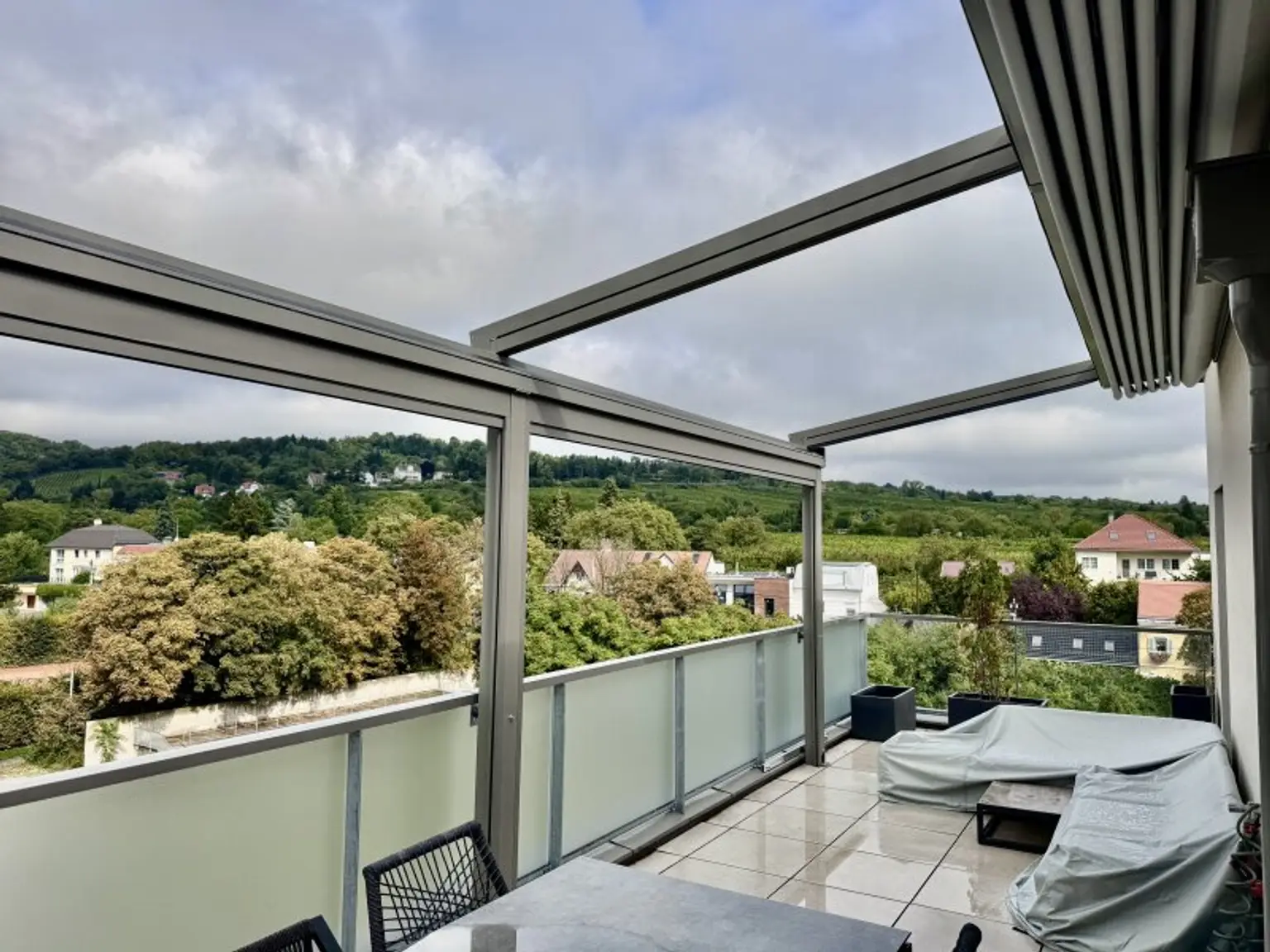 MODERNE DACHTERRASSENWOHNUNG MIT BLICK AUF DEN BISAMBERG