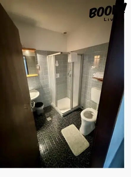 Pension mit Gästezimmern, Gewerbe- und Büroflächen – Renditeobjekt mit Ausbaupotenzial