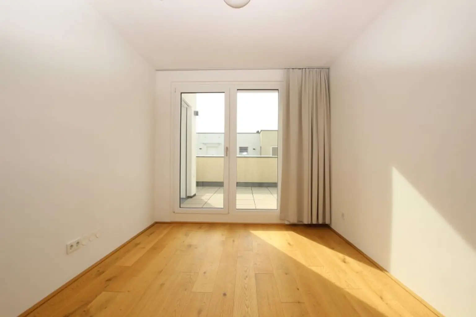 KLIMAANLAGE, SCHWIMMBAD, SCHÖNE TERRASSE MIT ELEKTRISCHER MARKISE, BAUJAHR 2022, GRÜNRUHELAGE KORNEUBURG!!