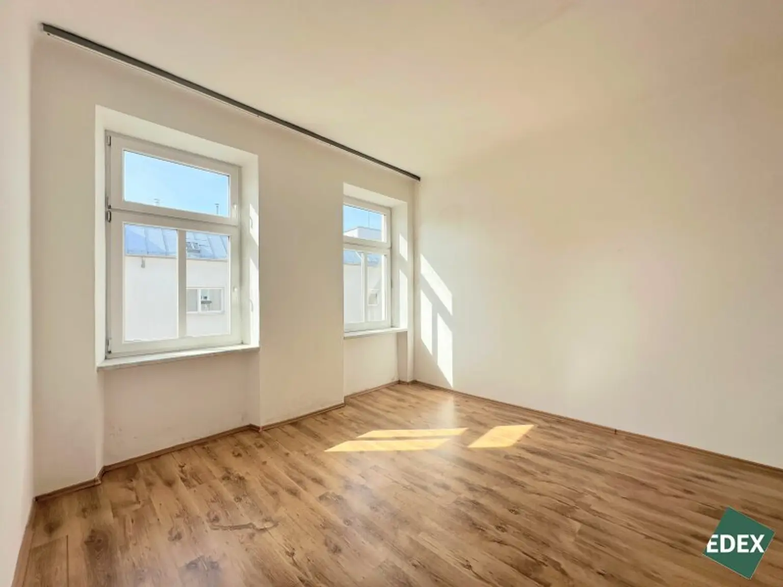 Sanierungsbedürftige 3-Zimmer Altbau-Wohnung mit Potenzial direkt bei der U-Bahn