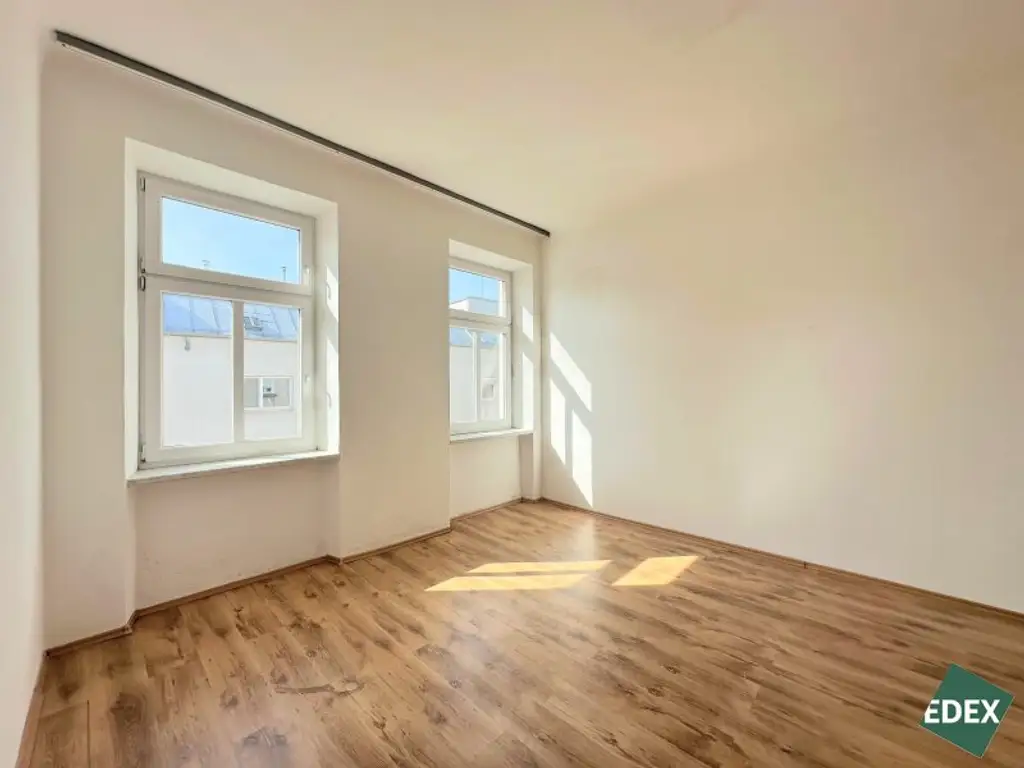 Sanierungsbedürftige 3-Zimmer Altbau-Wohnung mit Potenzial direkt bei der U-Bahn