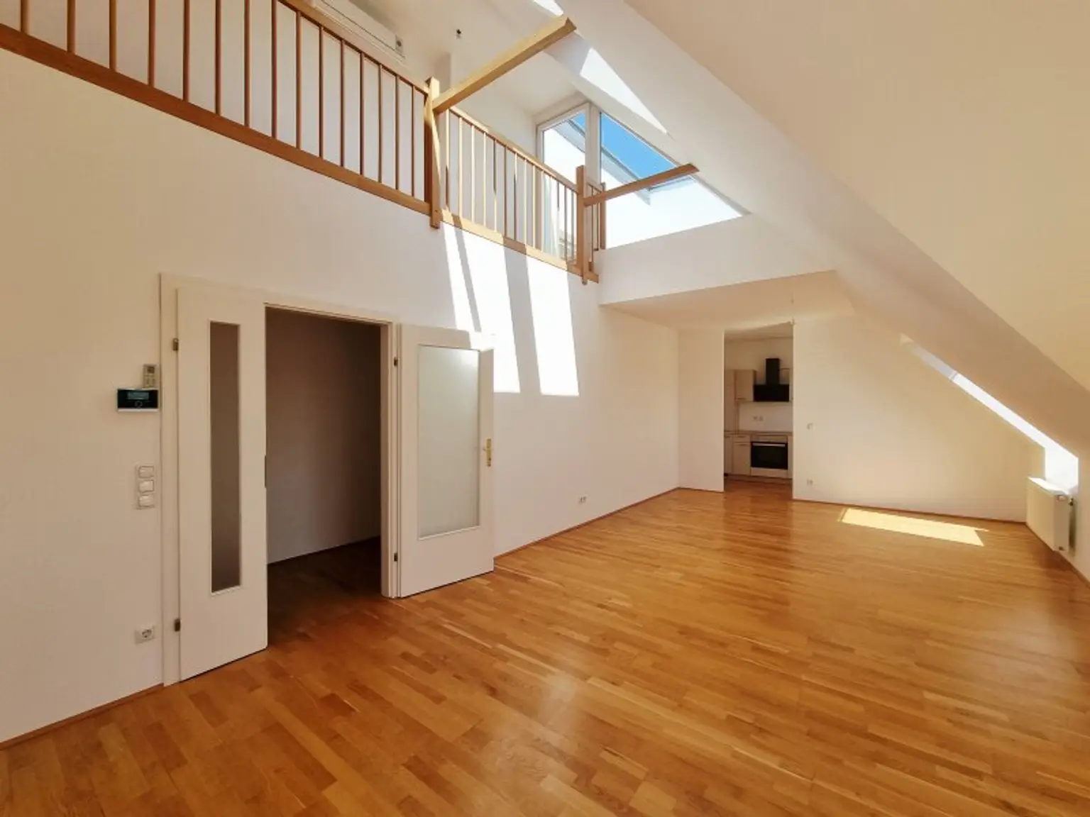 Lichtdurchflutete Maisonette mit Dachterrasse & Klimaanlage – wohnen zwischen Landhausviertel & Promenade