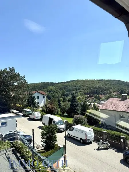 RUHIGE 74 m² 3-ZIMMER-WOHNUNG IM OBERGESCHOSS EINES ZWEIFAMILIENHAUSES MIT GARTENFLÄCHE, ABSTELLRAUM & PARKPLATZ ZU MIETEN!