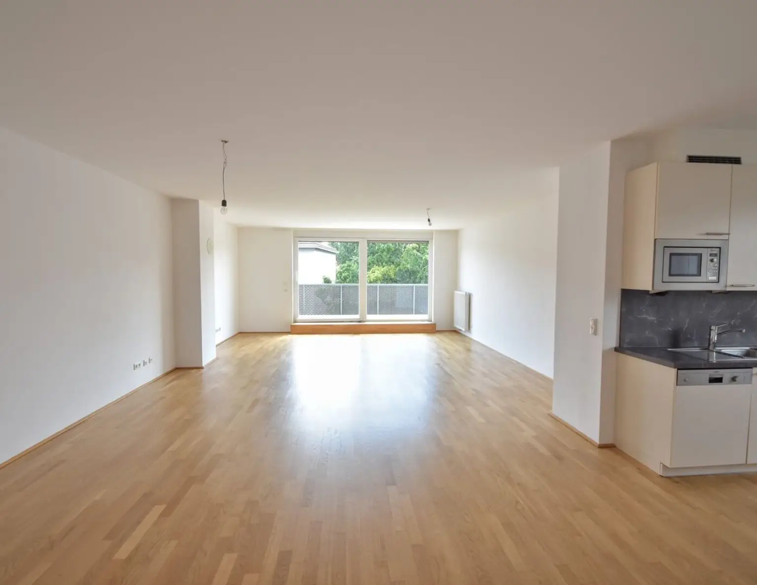 Helle 5-Zimmer-Wohnung mit Westbalkon, Klimaanlage und Tiefgarage