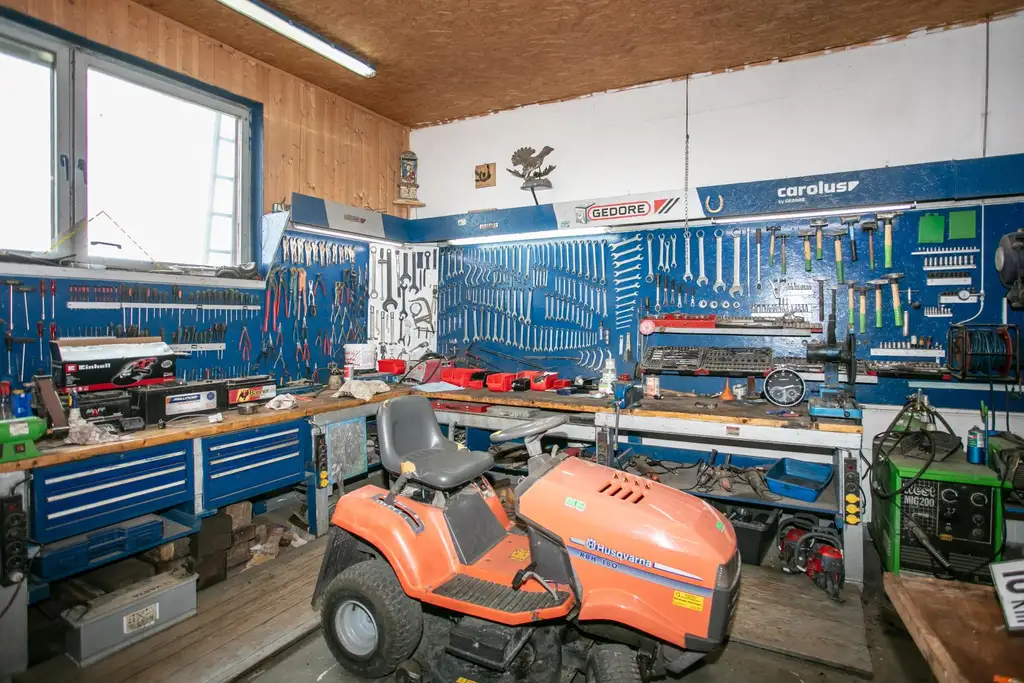 Sanierungsbedürftiger Bauernhof mit Hobby-Autowerkstatt in idyllischer Lage