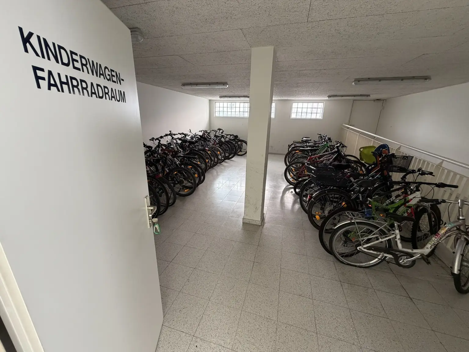 Fahrradabstellraum mit direktem Ausgang