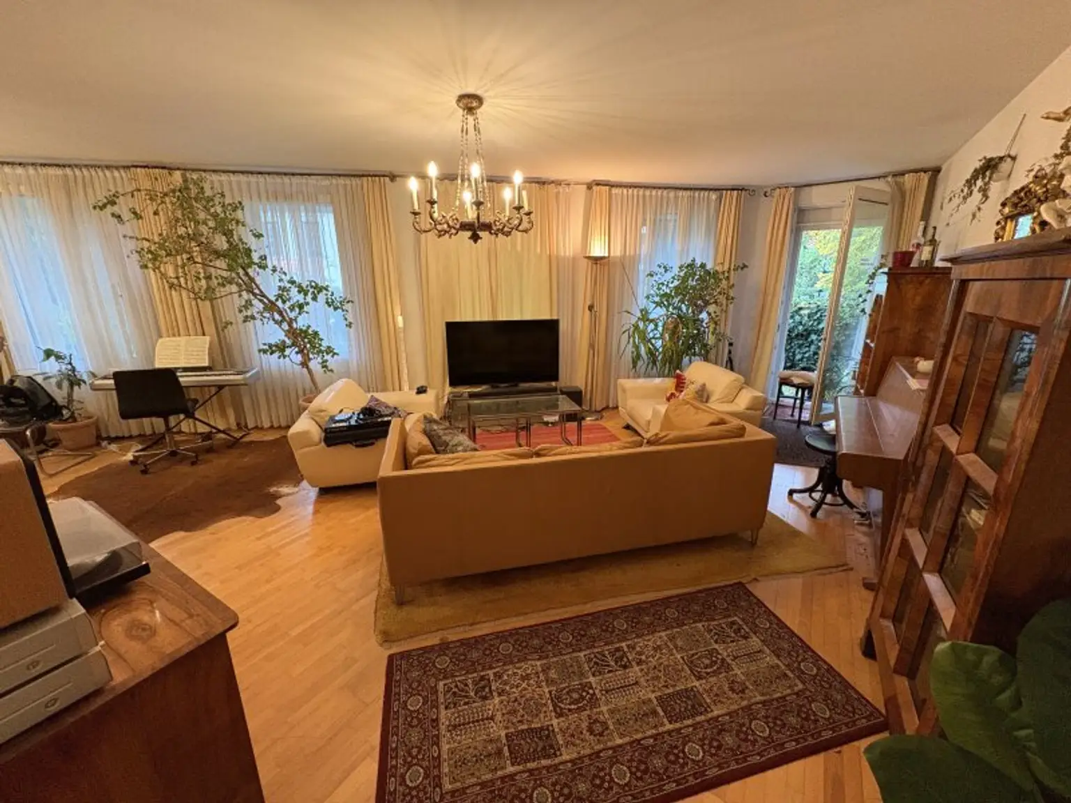 Wohnglück mit Garten & Pool – Charmante 5-Zimmer Wohnung in Ruhelage