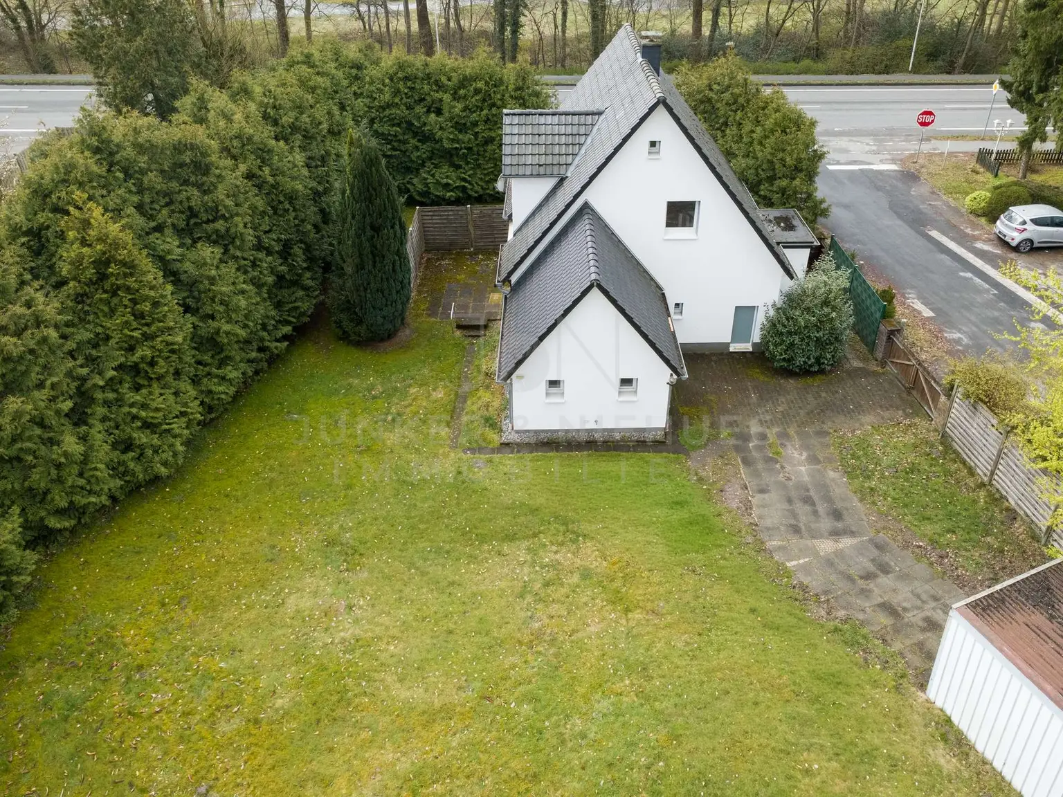 Hausansicht mit Garten