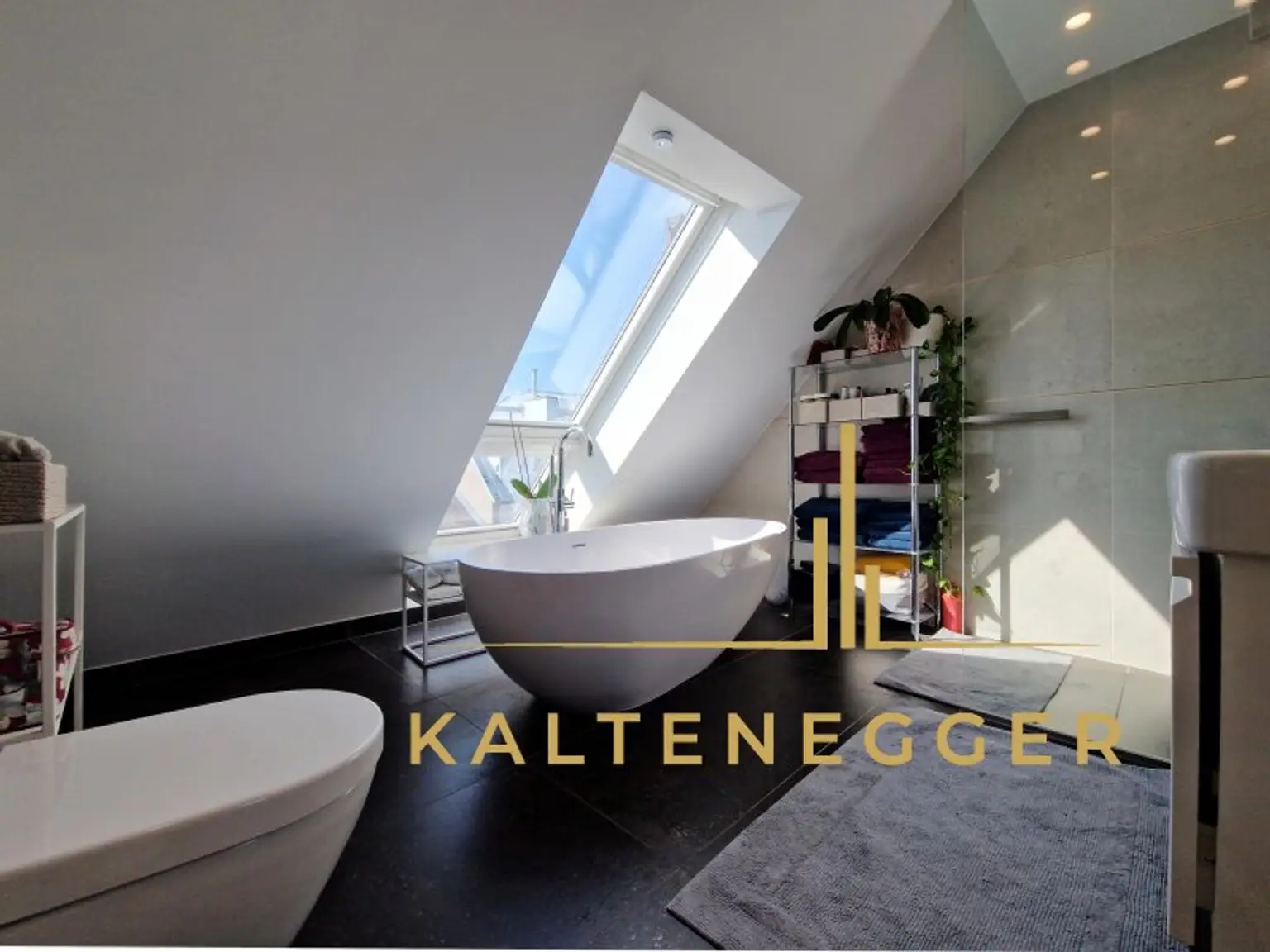 Badezimmer + WC, nur vom Schlafzimmer aus begehbar, ca. 12,50 m²