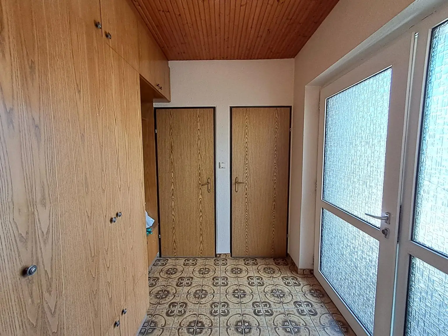 6 Zimmer ein großzügiges Grundstück und viel Platz warten auf eine nette Familie