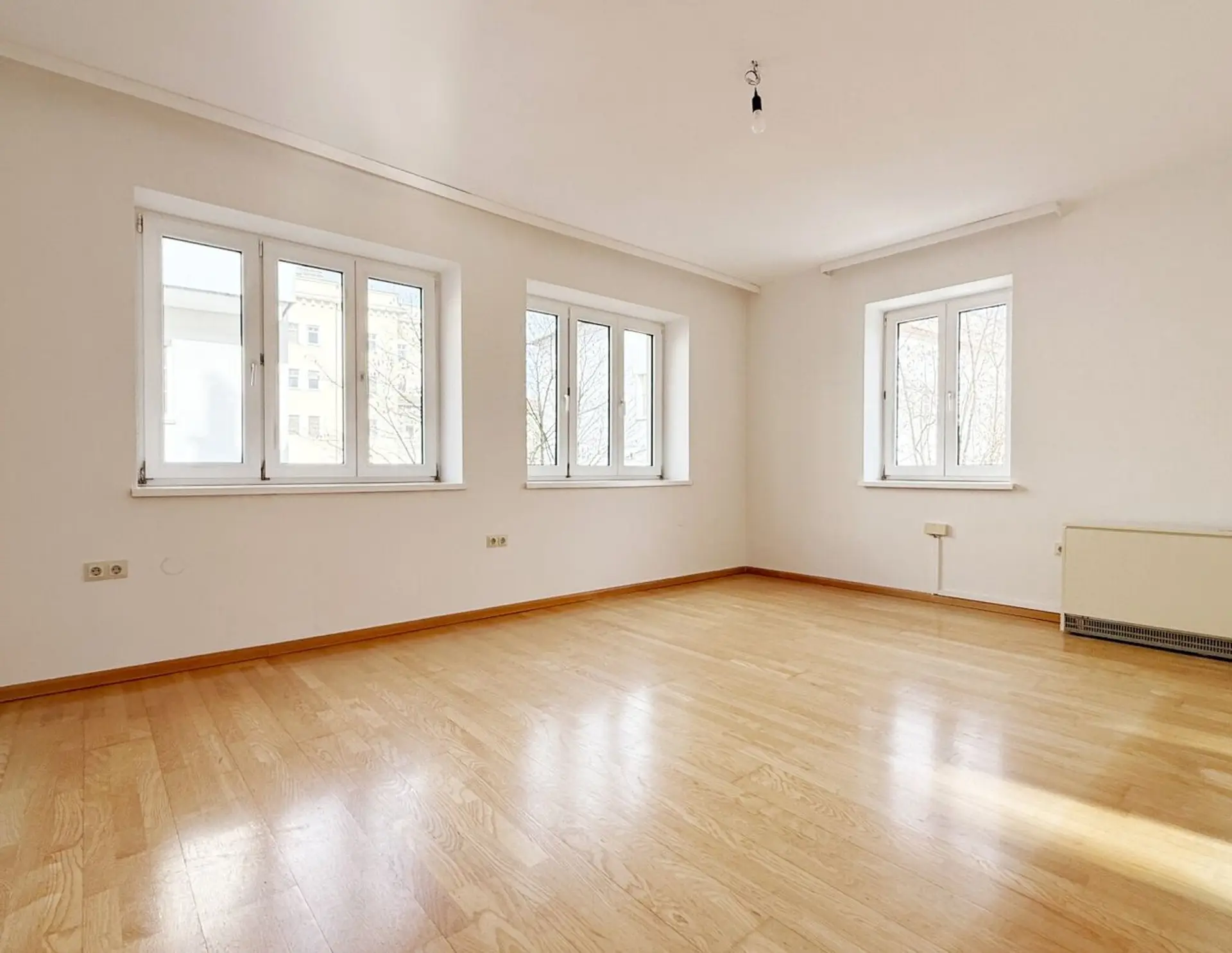 Großzügiges Wohnhaus mit 10 Zimmern Nähe Bahnhof