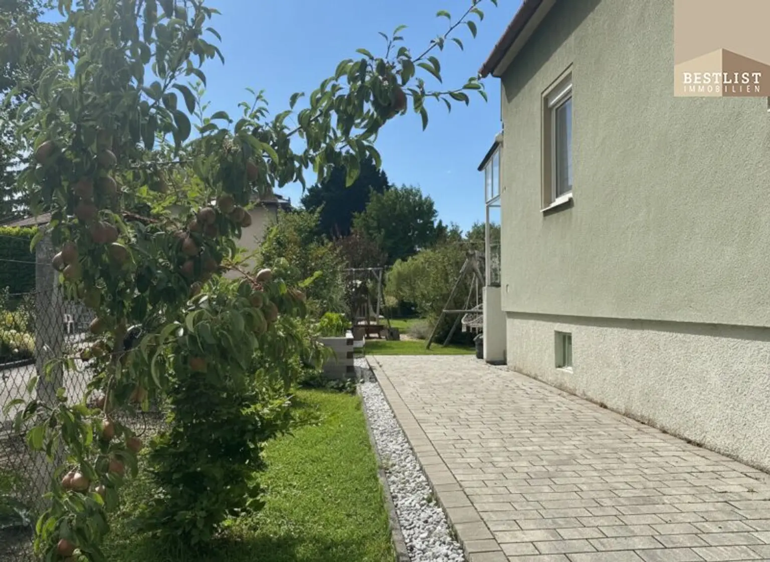 Einfamilienhaus mit Zubau - Tiefgarage und Garten