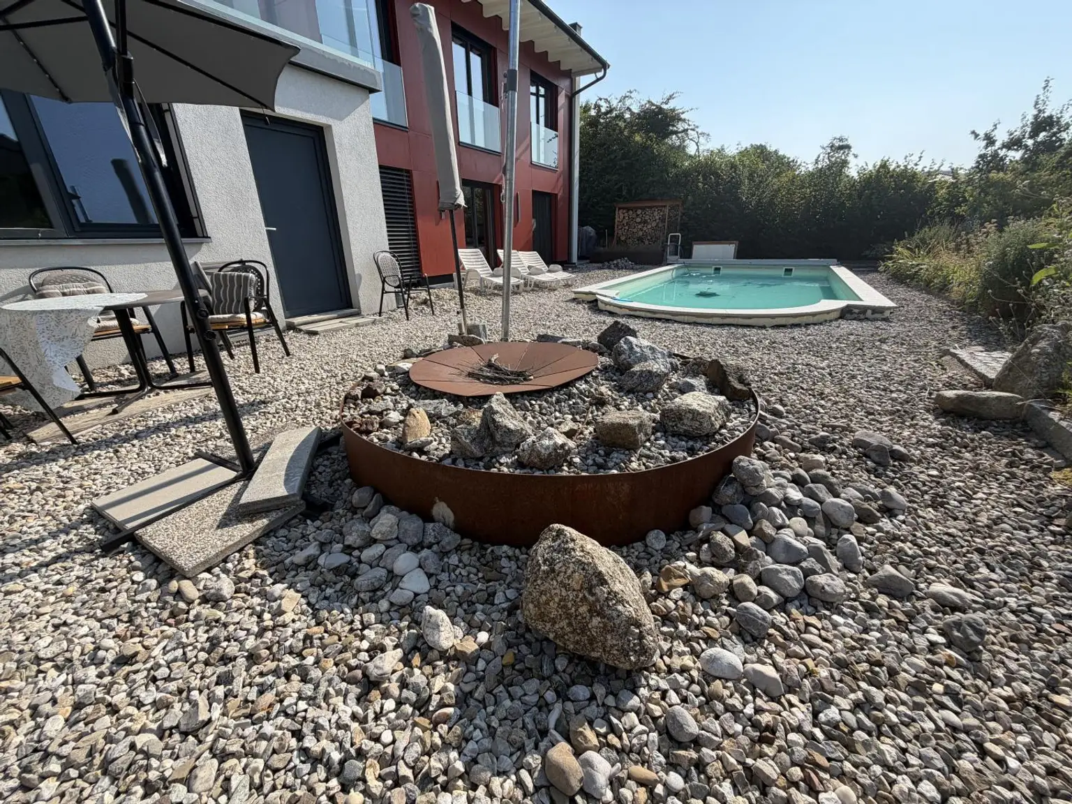 Feuerstelle und Pool