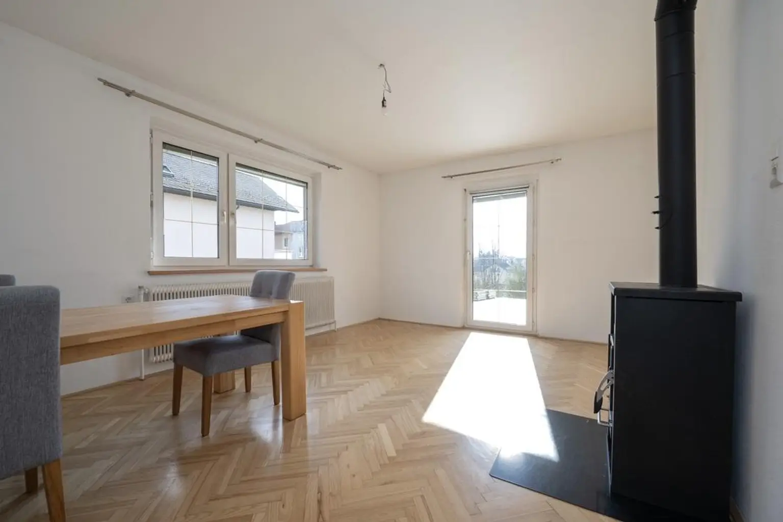 Wohnzimmer mit Ausgang zur Terrasse (EG)