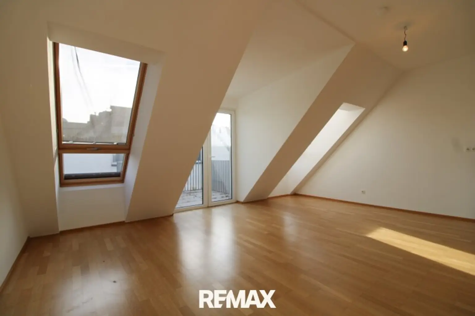 Wohnzimmer mit Dachflächenfenstern