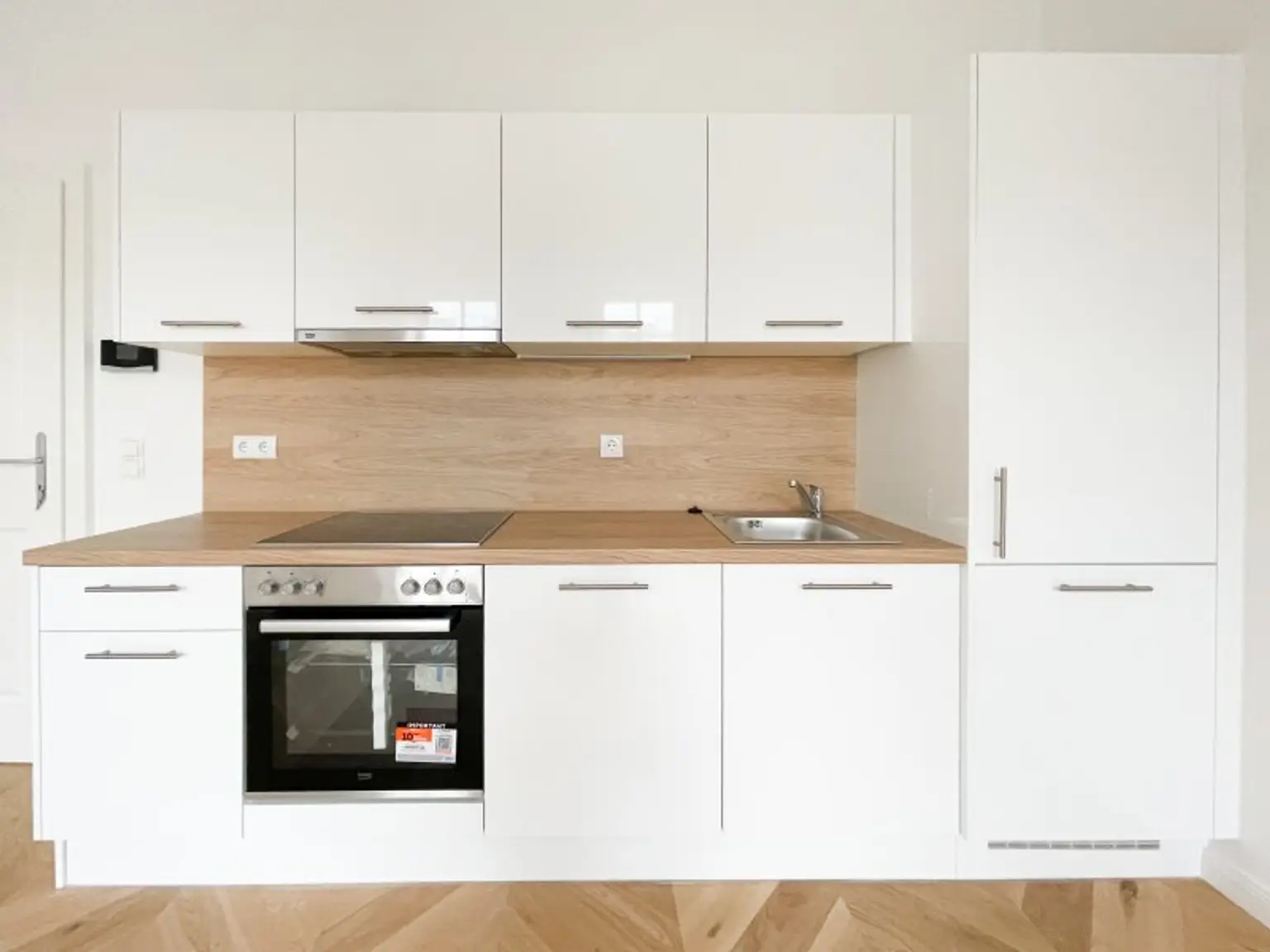 NÄHE U3/U6 WESTBAHNHOF: generalsanierte 2-Zimmerwohnung mit hofseitigem Schlafzimmer und neuer Küche