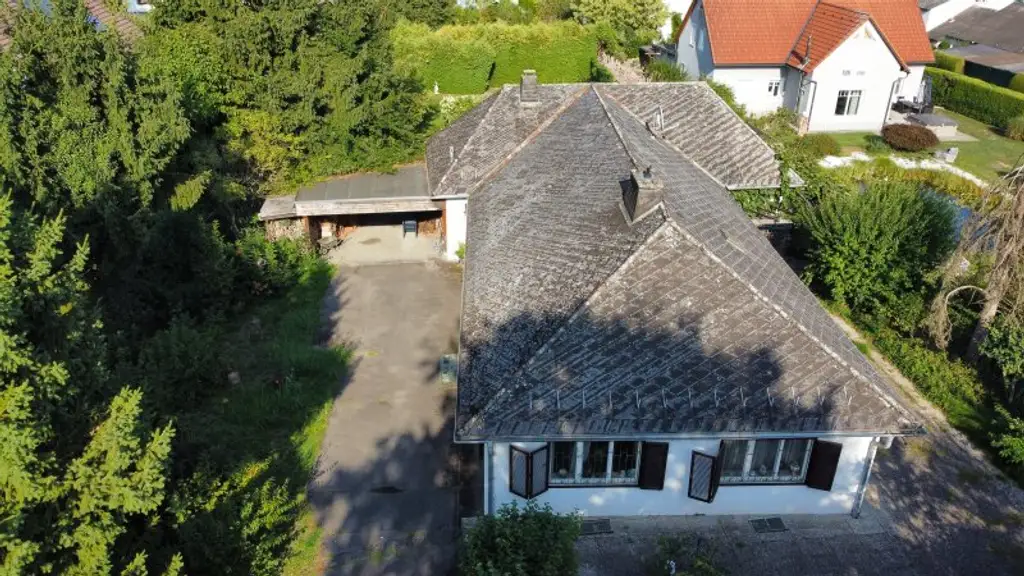 Sanierungsbedürftiger Bungalow auf großem Grundstück, Aufstockung, Erweiterung möglich