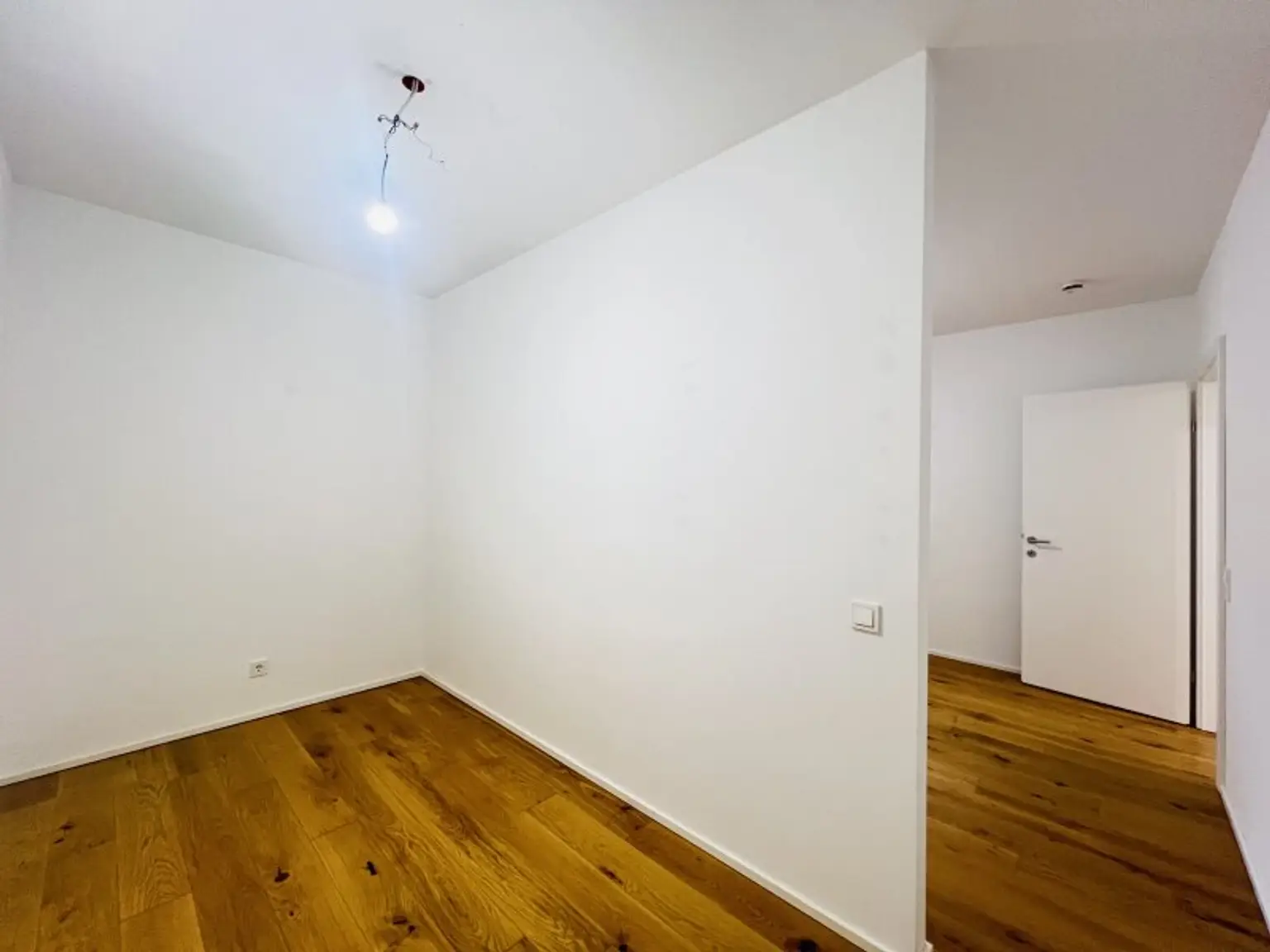 Schlafzimmer mit begehbaren Kleiderschrank