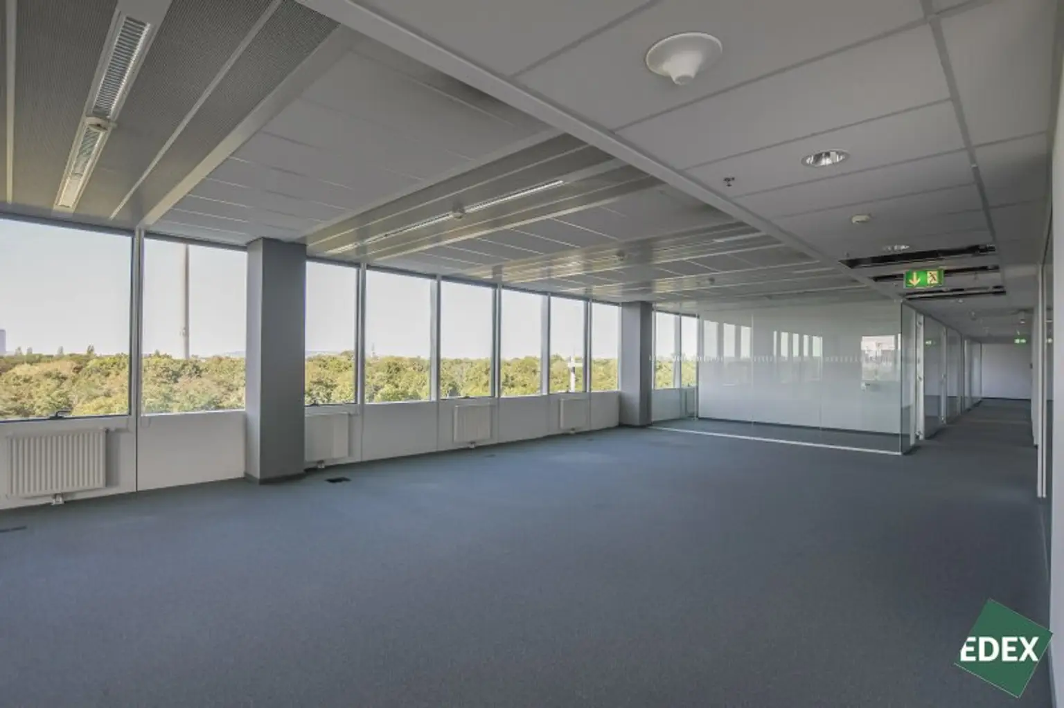 Modernes Büro mit Balkon im Saturn Tower