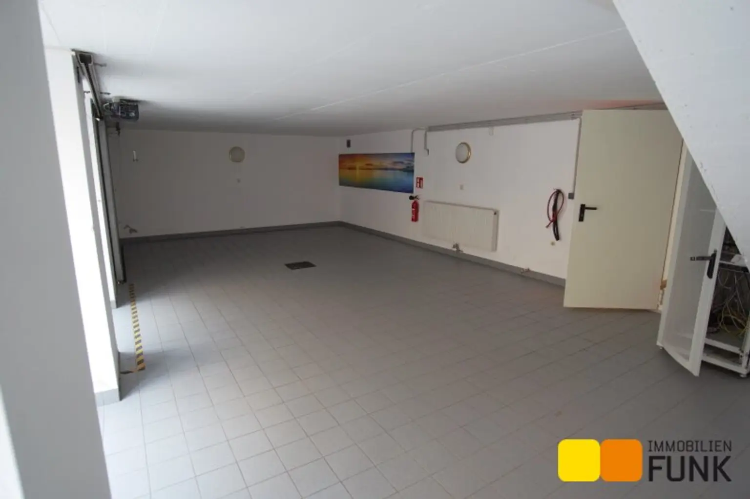 Attraktives Büro mit eigener Garage und zusätzlicher Lagerfläche
