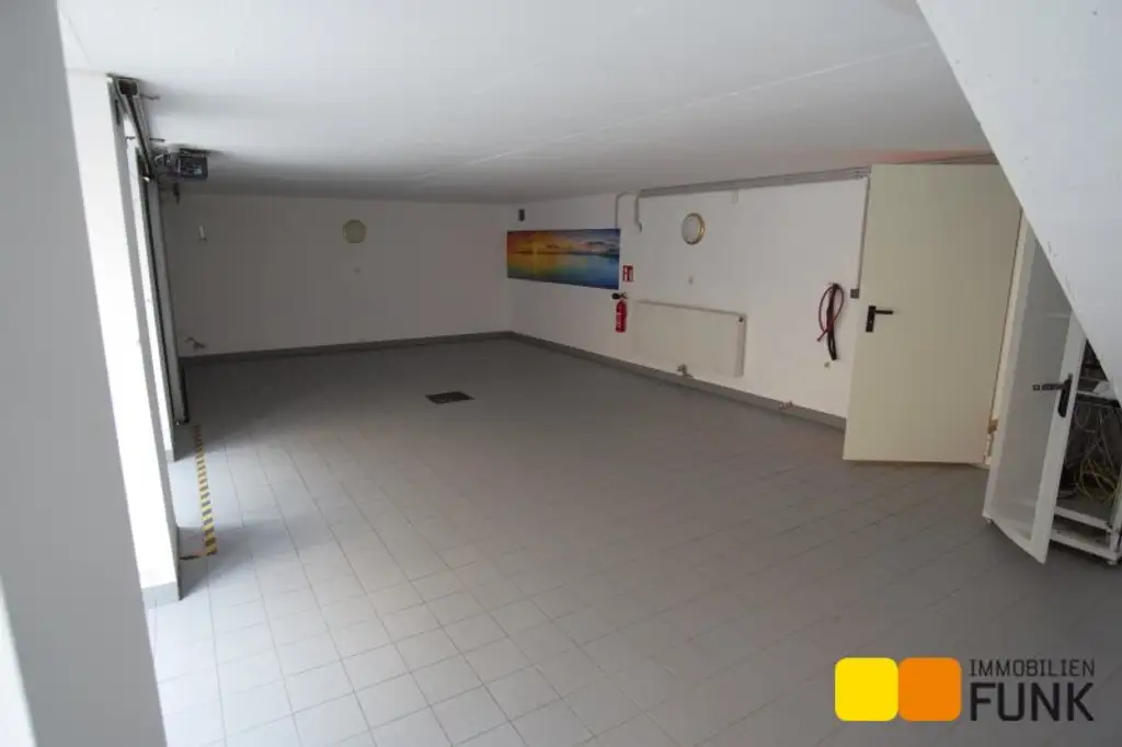 Attraktives Büro mit eigener Garage und zusätzlicher Lagerfläche