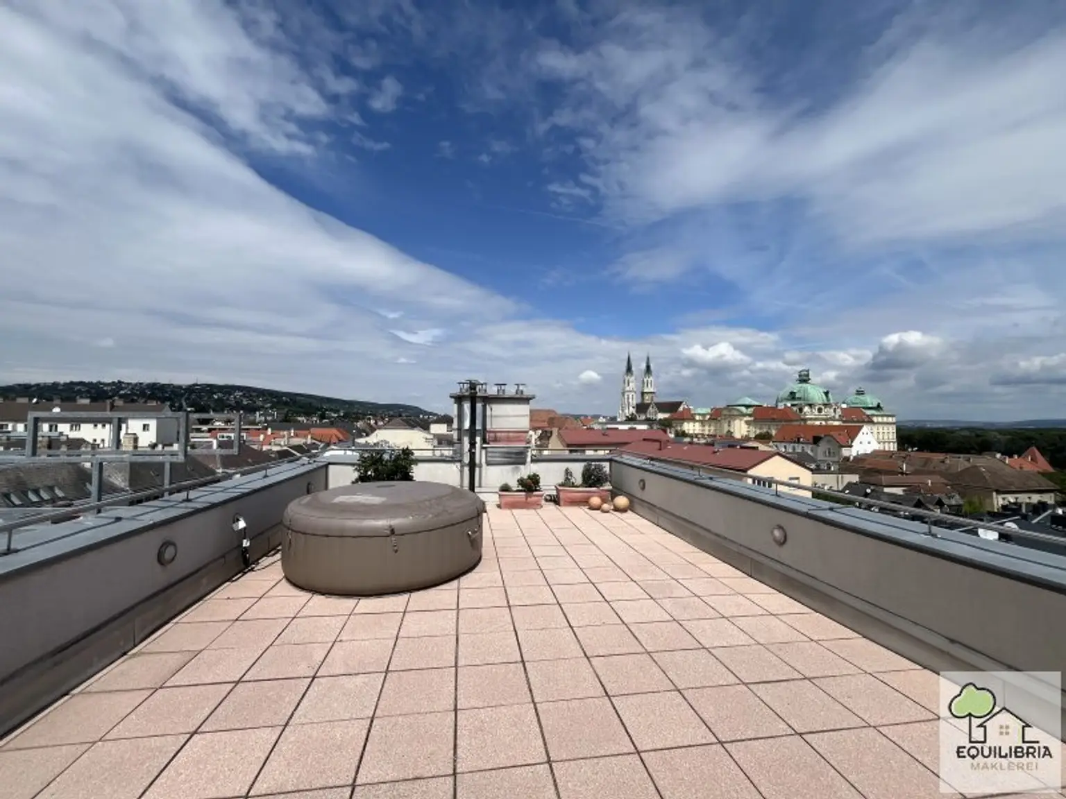 Traumhafte DG-Wohnung im Zentrum von Klosterneuburg -  57m2 große  Dachterrasse - Gekühlt  - Garage - Gartennutzung!