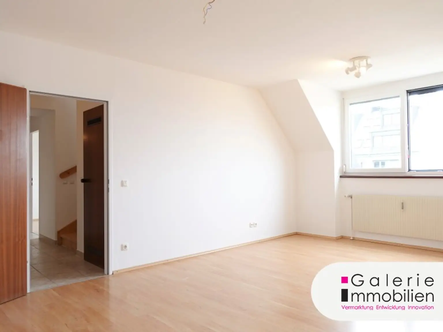 VIDEO: Sehr schöne 4-Zimmer-Maisonette, 3er-WG-geeignet, mit Fernblick und Garage!