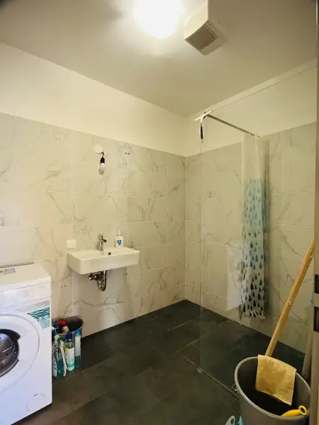 Vielseitig nutzbare, sanierte Praxis / Wohnung in zentraler Bahnhofsnähe in Brunn am Gebirge – Kauf oder Miete möglich!