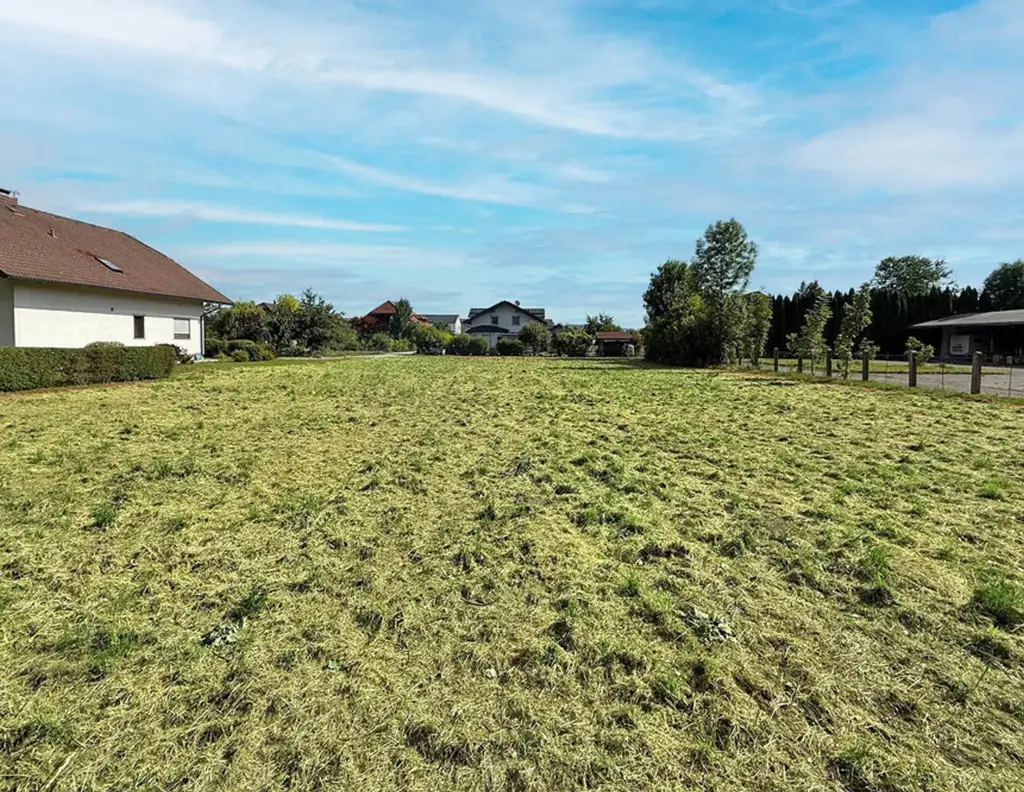 Wohnen im Einklang  mit der Natur! Sonniges Grundstück in Ortsrandlage
