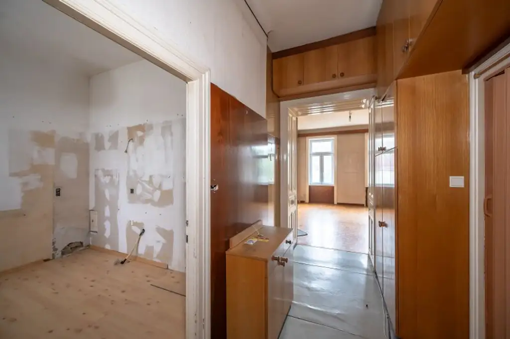 ++RG71++ Altbaujuwel zum Sanieren – 2,5-Zimmer Wohnung mit guter Raumaufteilung